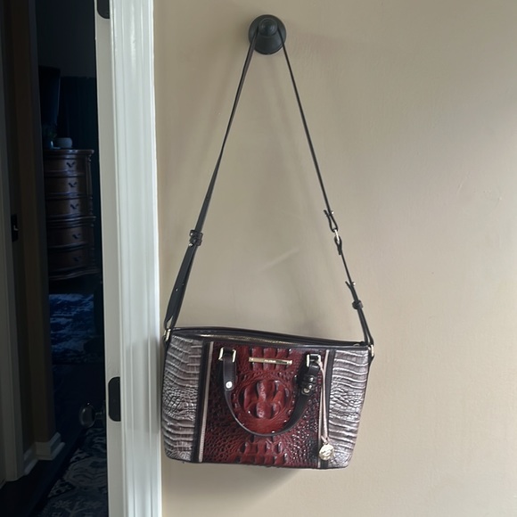 Brahmin shoulder bag used but in perfect shape just a slight blue stain inside - Picture 2 of 8